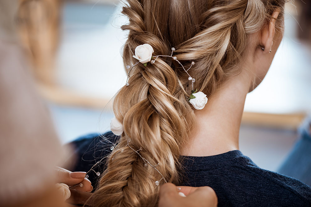 Styling eines Zopfes mit dekorativen Schmuckelementen