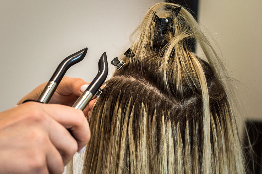 Einfügen von Haar Extensions zur Verlängerung der Haare