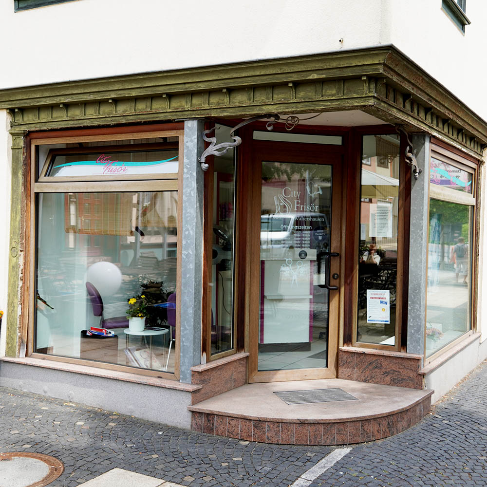 Außenansicht des City Friseur Waltershausen in der Hauptstraße